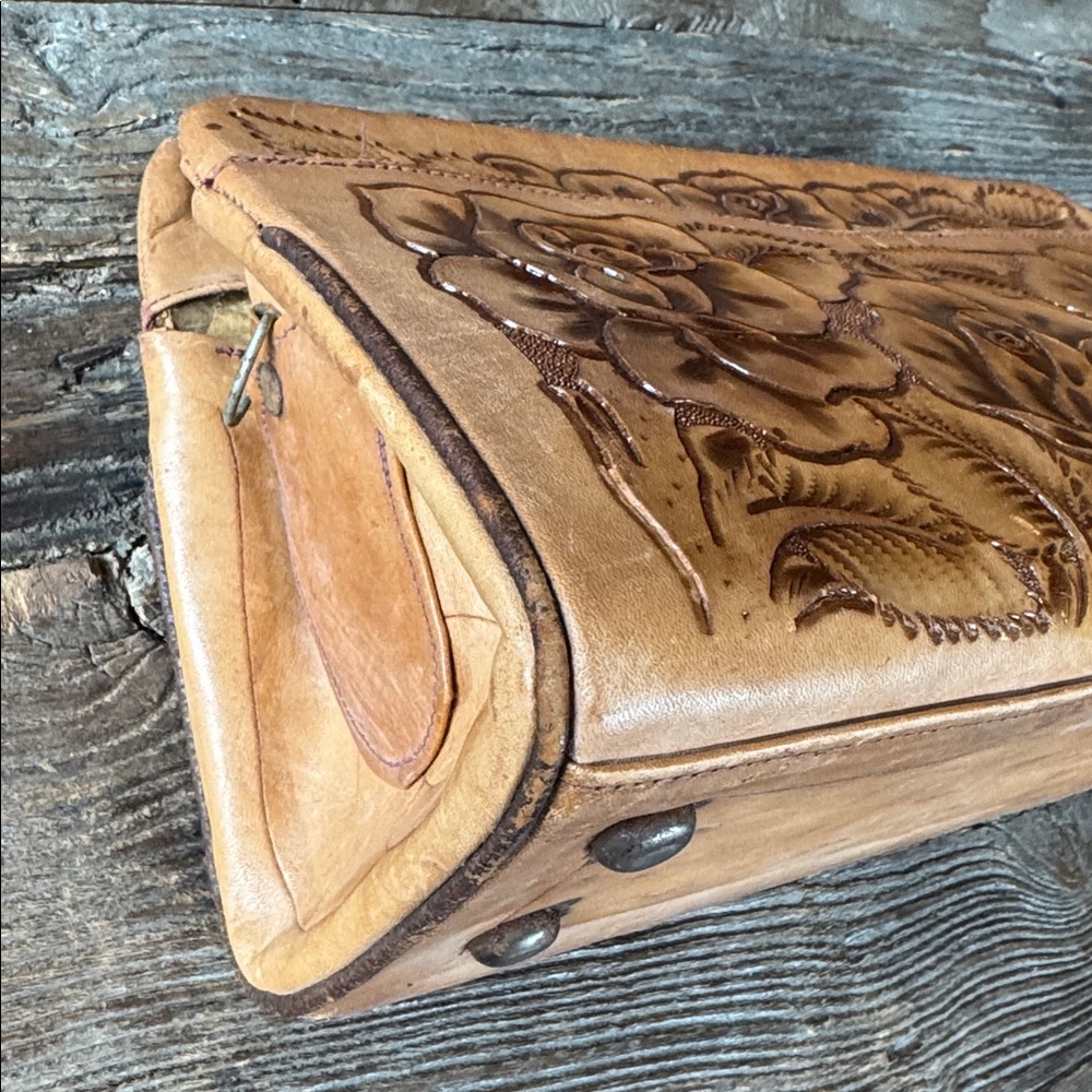 Vintage 60’s hand tooled floral leather clutch - Picture 11 of 16